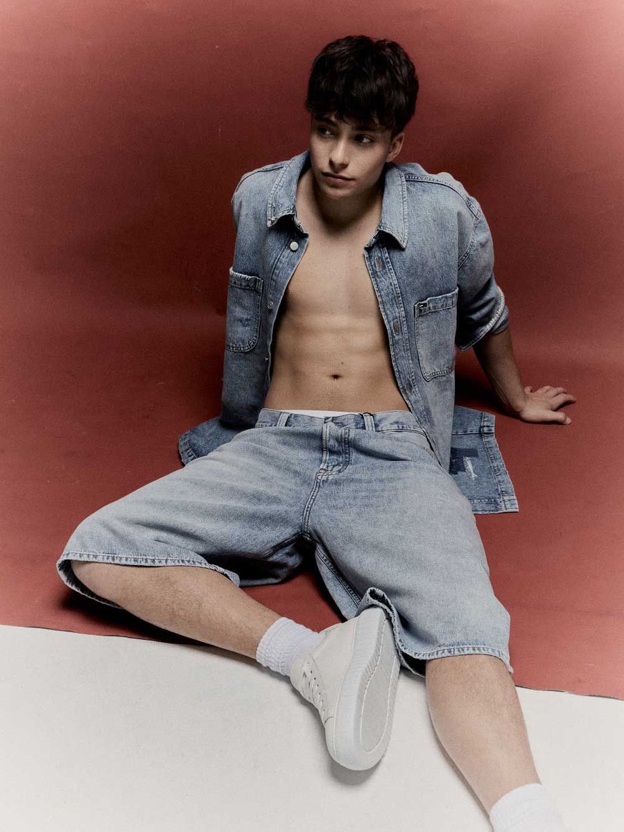 Neo2_Magazine's tweet photo. Izán Llunas acaba de lanzar su canción del verano, Para Qué Más?, y al final de esta entrevista nos promete gira y más música https://t.co/KQEOoZjGoA https://t.co/dBCvNEe0fo