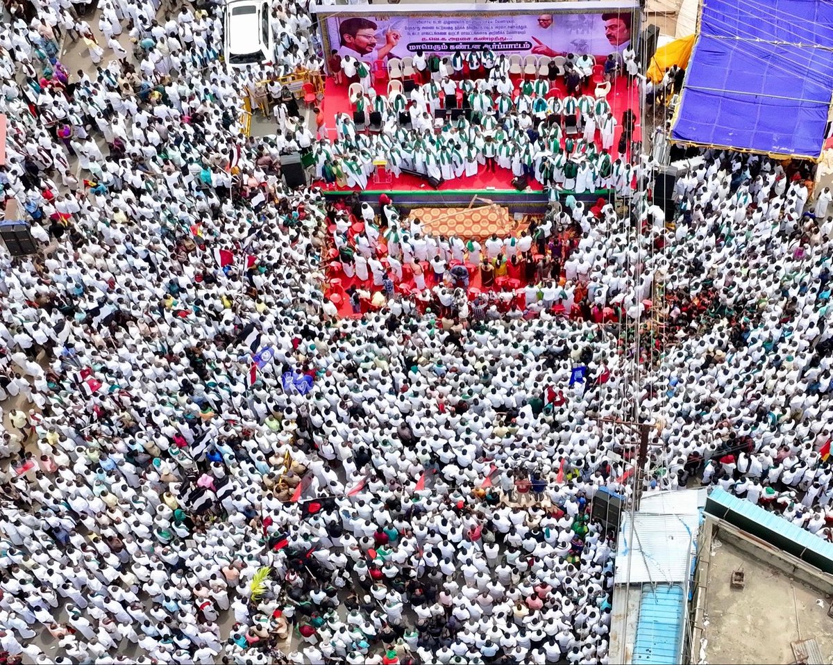 Udhaystalin's tweet photo. அலட்சியத்தோடும் - ஆணவத்தோடும் விவசாயிகளை வஞ்சிக்கும் த.வெ.க. அரசைக் கண்டித்து, கழகத் தலைவர் @mkstalin அவர்களின் வழிகாட்டுதல்படி, கழக உடன்பிறப்புகள் - தோழமை இயக்கத்தினர் - விவசாய சங்க பிரதிநிதிகளுடன் இணைந்து தஞ்சை மாநகரில் மாபெரும் கண்டன ஆர்ப்பாட்டத்தை இன்று நடத்தினோம்.

ஆடிப்பெருக்கு நாளன்று கூட அகண்ட காவிரி, வறண்ட காவிரியாக காட்சி அளிப்பதற்கு இந்த Dummy ஆட்சியாளர்களே காரணம்.

சோறு போடும் விவசாயிகள் கண்ணீரில் மிதக்கும்போது Reels போடும் முதலமைச்சருக்கு எதிராக முழக்கங்களை எழுப்பினோம்.

விவசாயக் கடனை முழுமையாக ரத்து செய்ய வேண்டும்,

மேகதாது அணை கட்டும் கர்நாடக அரசின் முயற்சியைத் தடுக்க வேண்டும்,

டெல்டா மாவட்டங்களை வறட்சி பாதித்த மாவட்டங்களாக அறிவிக்க வேண்டும்,

ஆகிய கோரிக்கைகளை இந்த முதலமைச்சர் உடனே நிறைவேற்ற வேண்டும் என உரையாற்றினோம்.

சட்டமன்றம் – நீதிமன்றம் – மக்கள் மன்றம் என அனைத்து இடங்களிலும் விவசாயிகள் பிரச்னைகளுக்காக தி.மு.கழகத்தின் குரல் என்றைக்கும் ஒலிக்கும்!

#விவசாயவிரோதிவிஜய்