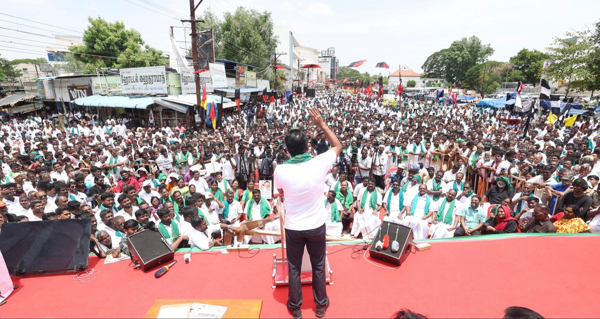 Udhaystalin's tweet photo. அலட்சியத்தோடும் - ஆணவத்தோடும் விவசாயிகளை வஞ்சிக்கும் த.வெ.க. அரசைக் கண்டித்து, கழகத் தலைவர் @mkstalin அவர்களின் வழிகாட்டுதல்படி, கழக உடன்பிறப்புகள் - தோழமை இயக்கத்தினர் - விவசாய சங்க பிரதிநிதிகளுடன் இணைந்து தஞ்சை மாநகரில் மாபெரும் கண்டன ஆர்ப்பாட்டத்தை இன்று நடத்தினோம்.

ஆடிப்பெருக்கு நாளன்று கூட அகண்ட காவிரி, வறண்ட காவிரியாக காட்சி அளிப்பதற்கு இந்த Dummy ஆட்சியாளர்களே காரணம்.

சோறு போடும் விவசாயிகள் கண்ணீரில் மிதக்கும்போது Reels போடும் முதலமைச்சருக்கு எதிராக முழக்கங்களை எழுப்பினோம்.

விவசாயக் கடனை முழுமையாக ரத்து செய்ய வேண்டும்,

மேகதாது அணை கட்டும் கர்நாடக அரசின் முயற்சியைத் தடுக்க வேண்டும்,

டெல்டா மாவட்டங்களை வறட்சி பாதித்த மாவட்டங்களாக அறிவிக்க வேண்டும்,

ஆகிய கோரிக்கைகளை இந்த முதலமைச்சர் உடனே நிறைவேற்ற வேண்டும் என உரையாற்றினோம்.

சட்டமன்றம் – நீதிமன்றம் – மக்கள் மன்றம் என அனைத்து இடங்களிலும் விவசாயிகள் பிரச்னைகளுக்காக தி.மு.கழகத்தின் குரல் என்றைக்கும் ஒலிக்கும்!

#விவசாயவிரோதிவிஜய்