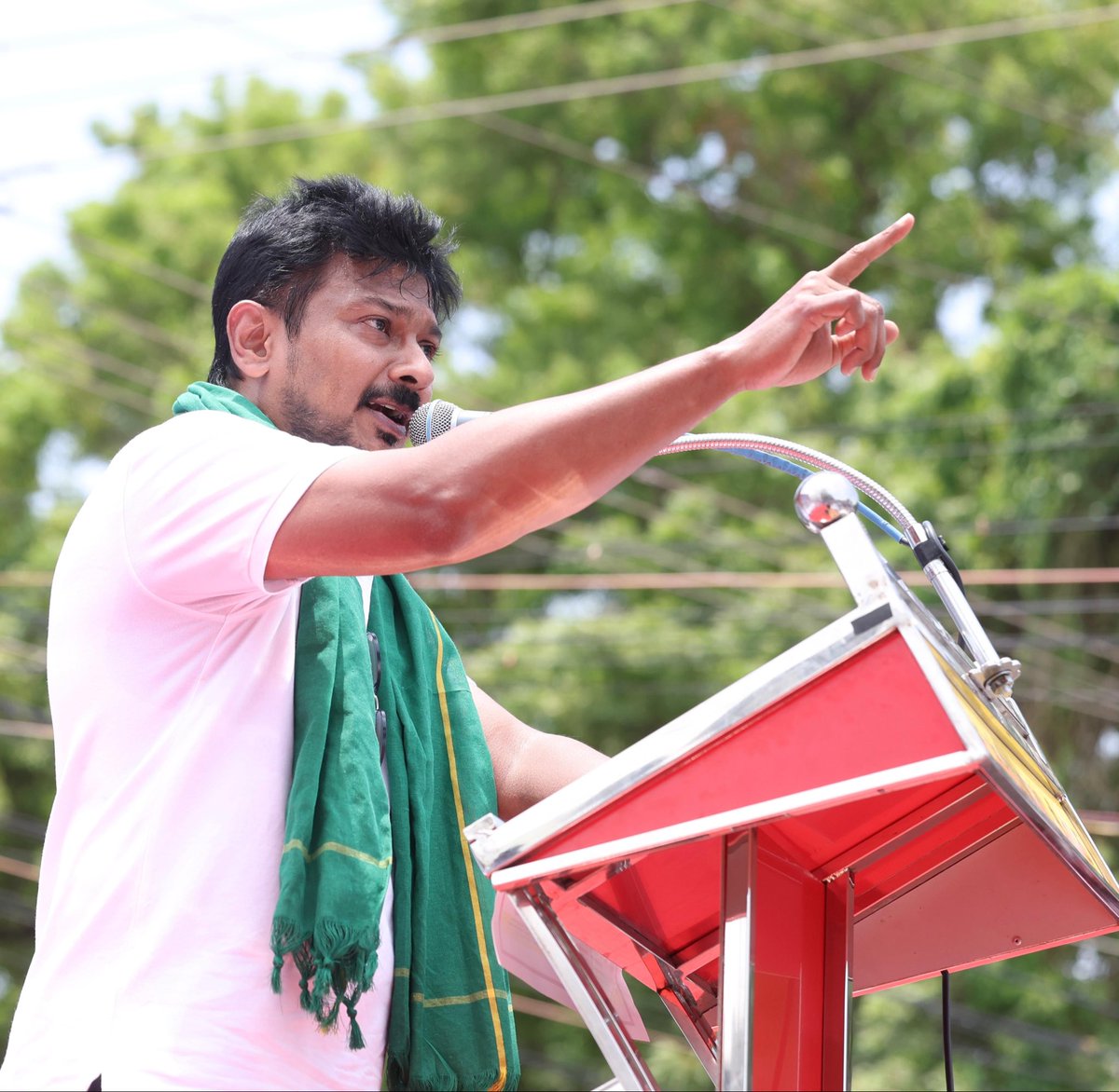 Udhaystalin's tweet photo. அலட்சியத்தோடும் - ஆணவத்தோடும் விவசாயிகளை வஞ்சிக்கும் த.வெ.க. அரசைக் கண்டித்து, கழகத் தலைவர் @mkstalin அவர்களின் வழிகாட்டுதல்படி, கழக உடன்பிறப்புகள் - தோழமை இயக்கத்தினர் - விவசாய சங்க பிரதிநிதிகளுடன் இணைந்து தஞ்சை மாநகரில் மாபெரும் கண்டன ஆர்ப்பாட்டத்தை இன்று நடத்தினோம்.

ஆடிப்பெருக்கு நாளன்று கூட அகண்ட காவிரி, வறண்ட காவிரியாக காட்சி அளிப்பதற்கு இந்த Dummy ஆட்சியாளர்களே காரணம்.

சோறு போடும் விவசாயிகள் கண்ணீரில் மிதக்கும்போது Reels போடும் முதலமைச்சருக்கு எதிராக முழக்கங்களை எழுப்பினோம்.

விவசாயக் கடனை முழுமையாக ரத்து செய்ய வேண்டும்,

மேகதாது அணை கட்டும் கர்நாடக அரசின் முயற்சியைத் தடுக்க வேண்டும்,

டெல்டா மாவட்டங்களை வறட்சி பாதித்த மாவட்டங்களாக அறிவிக்க வேண்டும்,

ஆகிய கோரிக்கைகளை இந்த முதலமைச்சர் உடனே நிறைவேற்ற வேண்டும் என உரையாற்றினோம்.

சட்டமன்றம் – நீதிமன்றம் – மக்கள் மன்றம் என அனைத்து இடங்களிலும் விவசாயிகள் பிரச்னைகளுக்காக தி.மு.கழகத்தின் குரல் என்றைக்கும் ஒலிக்கும்!

#விவசாயவிரோதிவிஜய்