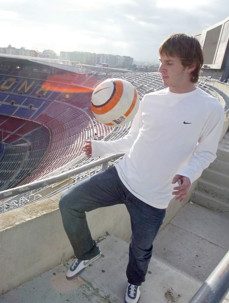 theguy_feranmi's tweet photo. Dressed like an average guy, playing like an alien. Young Messi era hit different https://t.co/K3Y36GzEf5