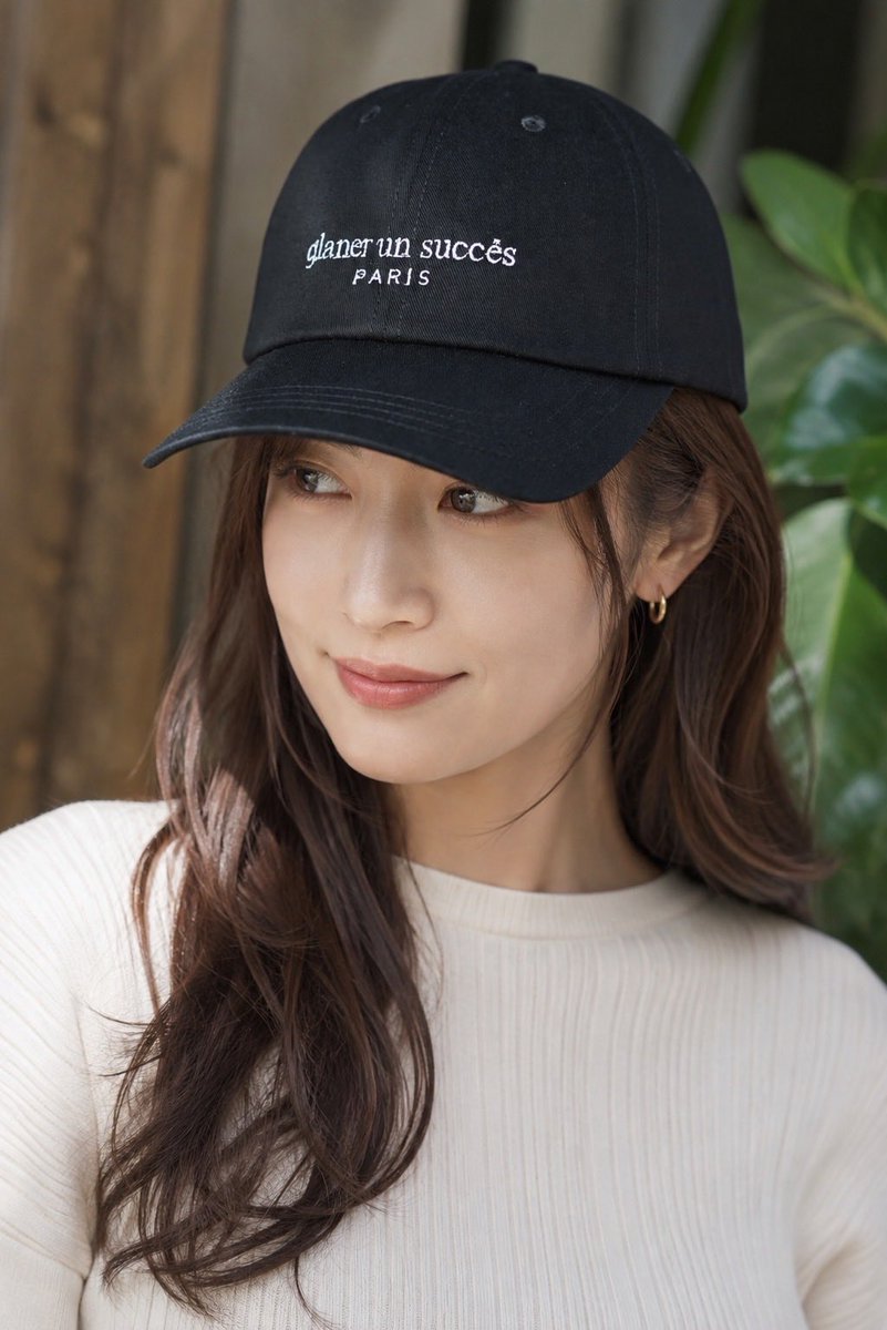GlanerUn's tweet photo. 🖤 シンプルだから、長く愛せる。

深めのシルエットが顔まわりをすっきり見せ、どんなスタイリングにも自然に溶け込む。さりげない刺繍ロゴが大人のこなれ感を演出します。
季節を問わず毎日手に取りたくなるキャップです。

https://t.co/2B9XIda8iG https://t.co/xYgwyXx0qG