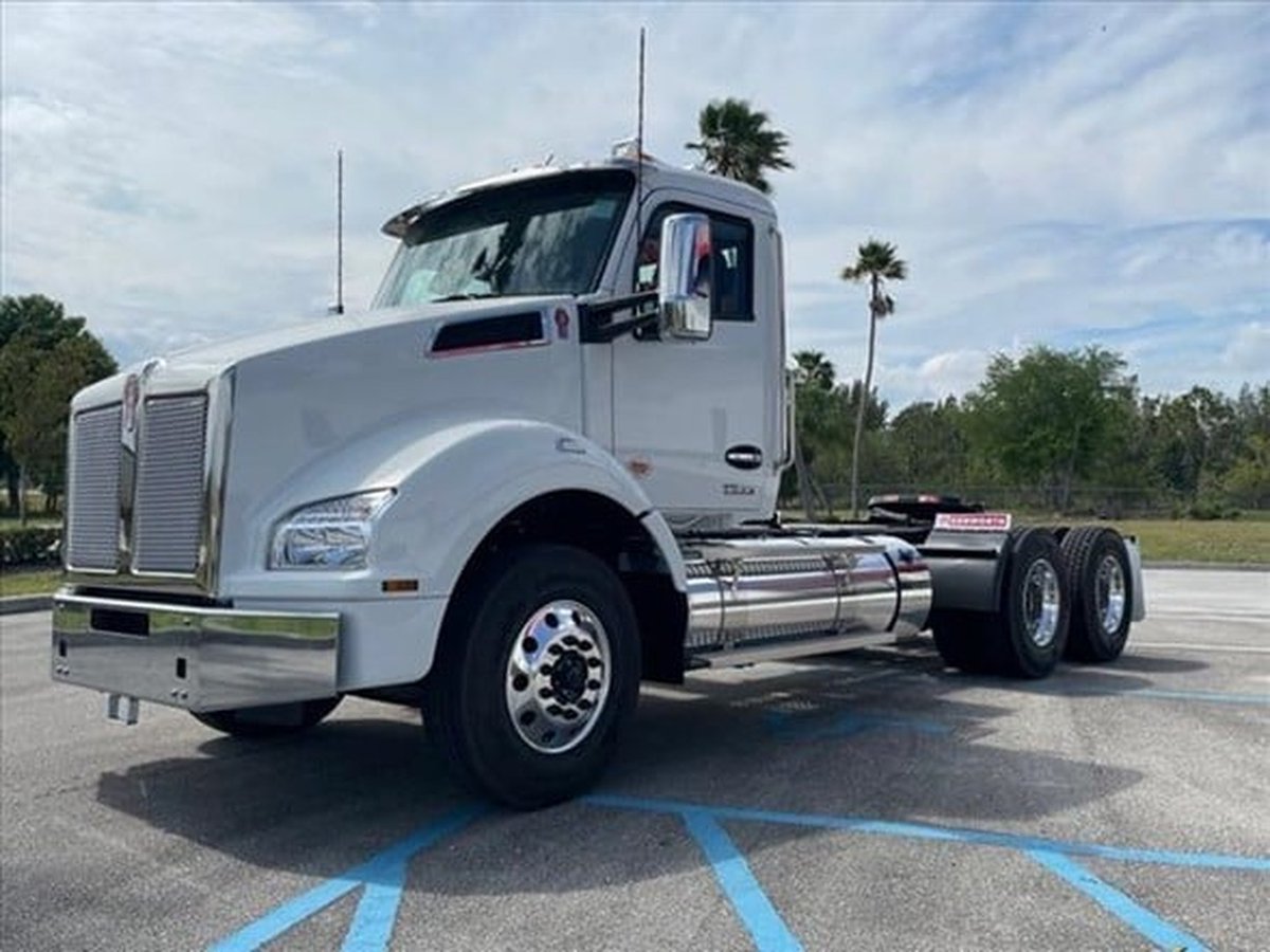 AllRoadsKW's tweet photo. 2025 Kenworth T880 Day Cab. PACCAR MX-13 (12.9L), 455 HP. 12 Spd. 50,500 lb GVWR. Free transfer within South. https://t.co/fNTAiyDlvN https://t.co/O7kXYNQW6L https://t.co/OrBOLYpacz