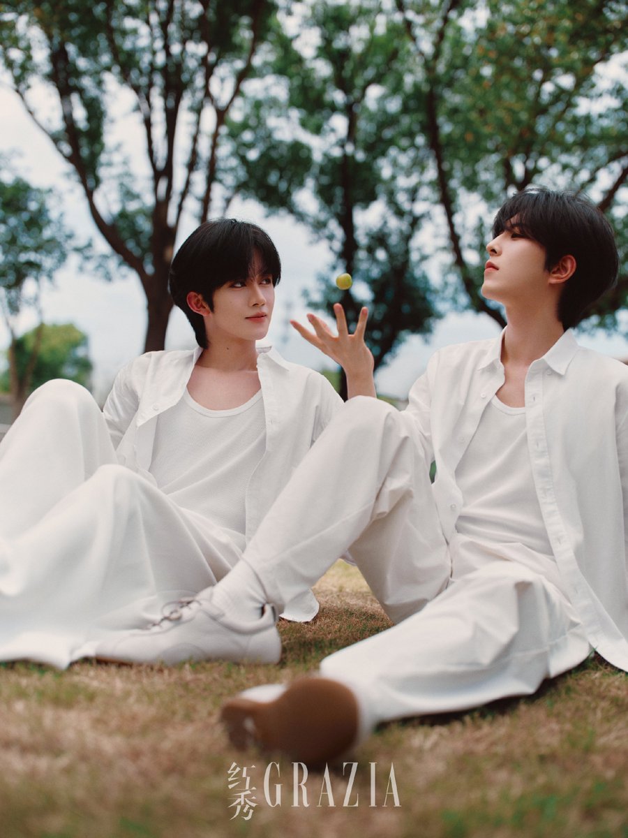 XINGQIUGLOBAL's tweet photo. 03082026 红秀GRAZIA WEIBO UPDATE

Day turns to night, and seasons shift with the light. In the quiet of the evening, we find silent solace, sensing each other's presence in the calm; stepping out into the bright daylight, we embrace summer’s unique blend of effortless ease and vibrant warmth. As scenes shift and atmospheres weave between cool and warm, through deep darkness and fading twilight, we walk side by side—always together.

🔗https://t.co/Wzkn0pbd4i

XINGQIU GRACES GRAZIA
#XINGQIUforGRAZIA 

#ELIOTHUANG #HUANGXING #黄星 #KIPUKAQIU #QIUDINGJIE #邱鼎杰 #XINGQIU #XYQQJ #DESIRE4