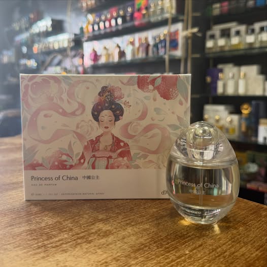 rosinaperfumery's tweet photo. Princess of China
🇨🇳
Inspiration
Inspired by the noblewomen of dynasties past, Princess of China is soft yet radiant—like flowers in full bloom.
NOTES
Peony, White Lotus, Silk, Lychee, Pear
#princessofchina #dannam #rosinaperfumery #niche #αρωματα https://t.co/vZaDBt0fpp