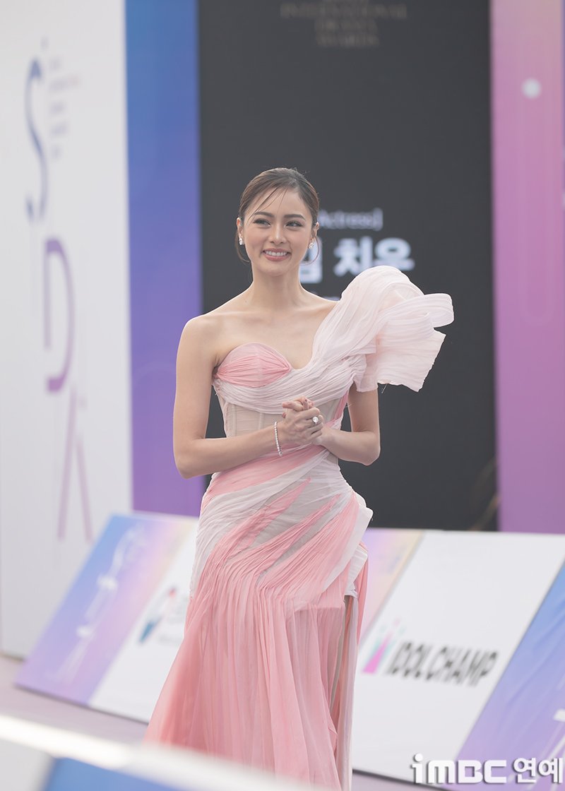 imbcenews's tweet photo. Kim Chiu·Film·Namtan, 글로벌 팬심 삼파전(iMBC어워즈) [이슈in]
#KimChiu #FilmRachanun #NamtanTipnaree #ฟิล์มรชานันท์ #น้ำตาลทิพนารี 
#VoteKimChiu #โหวตiMBCAwards #iMBCAwards #KoreasiMBCAwards 
#BestGlobalStar #IDOLCHAMP #투표 #iMBC어워즈 #iMBC연예

현재 베스트 글로벌 스타 부문에서는 Kim Chiu와 Film Rachanun Mahawan, Namtan Tipnaree Weerawatnodom이 선두권에서 치열한 경쟁을 펼치고 있다. 아시아 각국에서 두터운 팬덤을 보유한 세 스타가 막판까지 팽팽한 승부를 이어가며 글로벌 팬들의 관심을 한몸에 받고 있다.

최종 1위에게는 '제2회 iMBC어워즈' 트로피와 1위 특집 기사 및 기획 영상이 제공된다.

The race for Best Global Star has intensified, with Kim Chiu representing the Philippines and Thailand's Film Rachanun Mahawan and Namtan Tipnaree Weerawatnodom battling for the top spot. With each star backed by an enormous international fanbase, the final outcome remains impossible to predict.

The winner will receive the 2nd iMBC Awards trophy, a special feature article, and an exclusive video feature.

ขณะนี้การแข่งขันในสาขา Best Global Star กำลังเข้มข้น เมื่อ Kim Chiu ตัวแทนจากฟิลิปปินส์ ต้องดวลกับสองนักแสดงชาวไทย Film Rachanun Mahawan และ Namtan Tipnaree Weerawatnodom โดยทั้งสามต่างมีฐานแฟนคลับขนาดใหญ่ ทำให้ผลการแข่งขันยังคงคาดเดาได้ยากจนถึงช่วงสุดท้าย

ผู้ชนะจะได้รับถ้วยรางวัล iMBC Awards ครั้งที่ 2 พร้อมบทความพิเศษและวิดีโอคอนเทนต์พิเศษจาก iMBC Entertainment.

🔗https://t.co/2GYNh9krJh