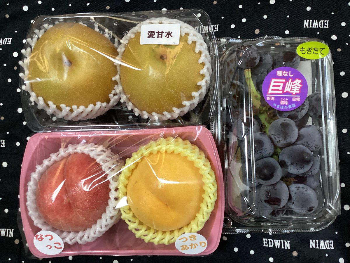 mirafa88's tweet photo. My kind little sister in Niigata sent me my favorite fruit. 
I’m so happy!
  #梨　#桃　#ブドウ https://t.co/cK21rwvPrJ