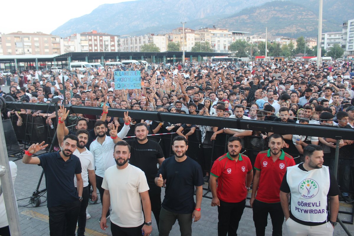 DemManisa's tweet photo. Rojda Şenses Manisa konserinden unutulmaz kareler. https://t.co/cj15Mq9jUm