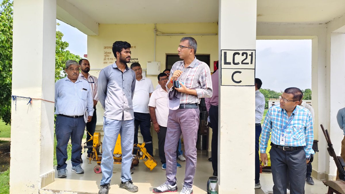 drmbsbner's tweet photo. मंडल रेल प्रबंधक ने 3 Aug,26 को किरिहरापुर–बेल्थरा रोड के मध्य स्थित समपार संख्या 21C का संरक्षा निरीक्षण करअनुरक्षण, संचार व्यवस्था, वर्किंग रूल्स, गेट संचालन एवं गेटमैन की संरक्षा दक्षता का परीक्षण कर आवश्यक निर्देश दिए।
#NER #SafetyFirst #LevelCrossing @RailMinIndia https://t.co/4d8mwDwkw5