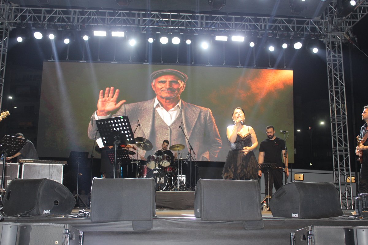 DemManisa's tweet photo. Rojda Şenses Manisa konserinden unutulmaz kareler. https://t.co/cj15Mq9jUm