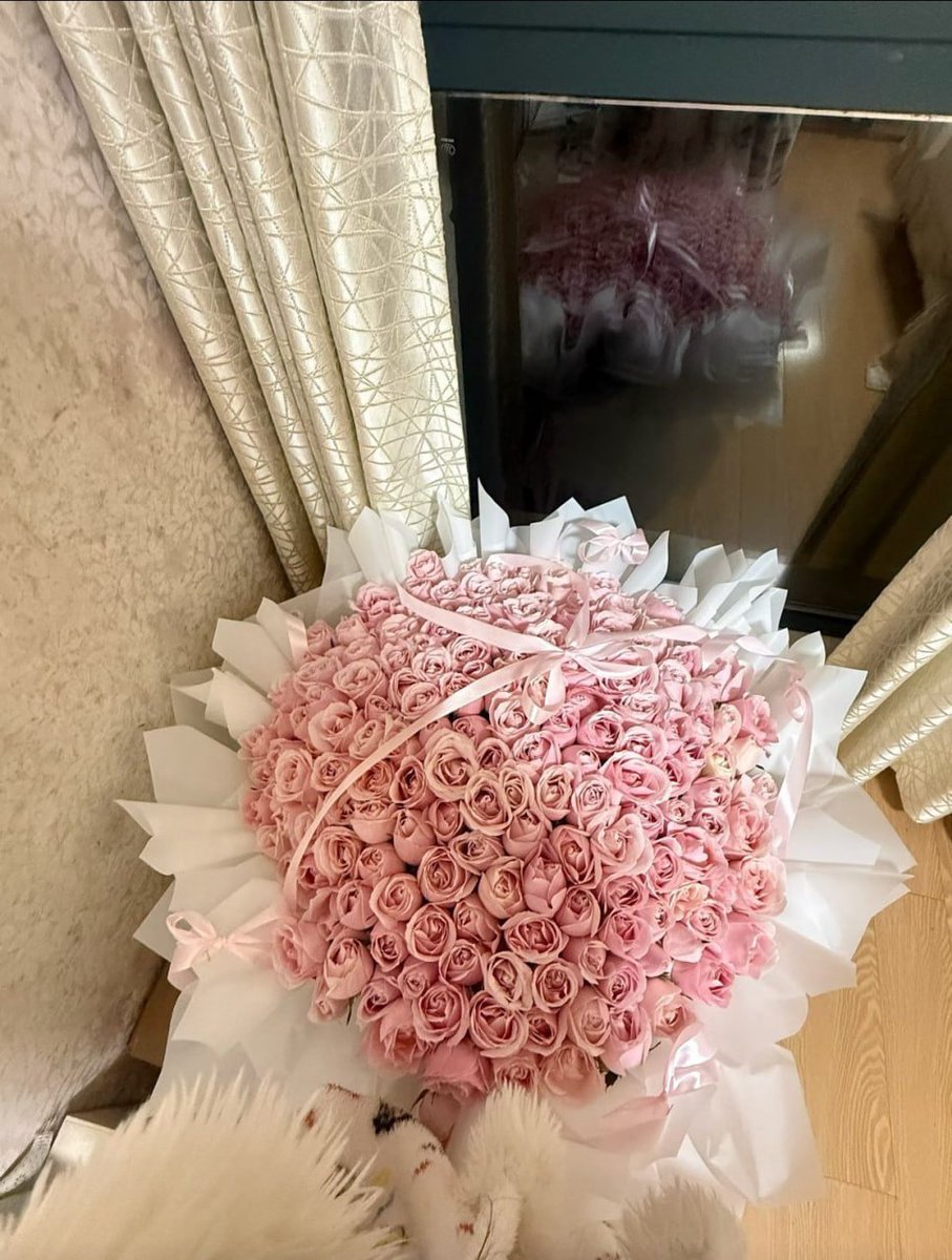billy_beve33913's tweet photo. 有人把浪漫藏进了花里 我却只能自己买花自己哄自己 https://t.co/q6mVOLa9gc