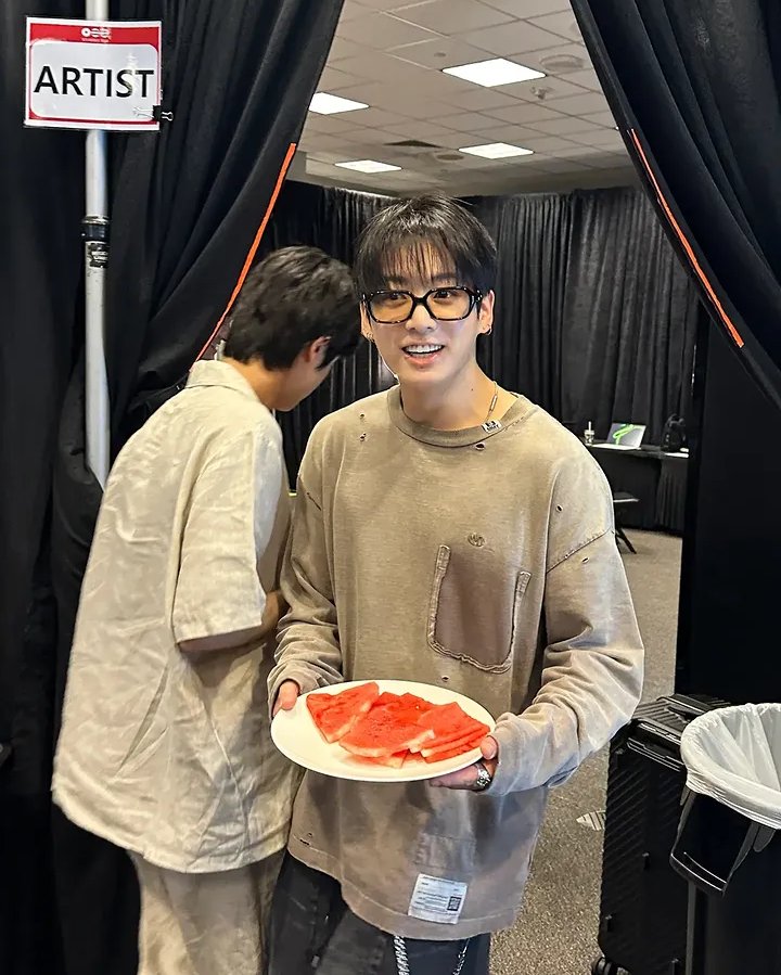 borahae_shalu_7's tweet photo. Cutest ever moment Jin & Jungkook watermelon Peking bettle 🍉😆
.
.
#junkook #BTS_ARİRANG https://t.co/K925PFDMt9
