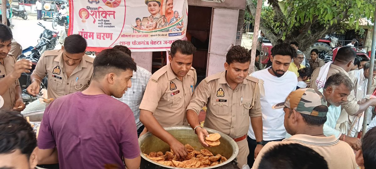 budaunpolice's tweet photo. श्रावण मास के प्रथम सोमवार के उपलक्ष्य में चौकी औरछी थाना फैजगंज बेहटा जनपद बदायूँ पुलिस द्वारा कावड़ियों एवं श्रद्धालुओं के लिये भंडारे का आयोजन कर प्रसाद वितरण किया गया।
@Uppolice 
@budaunpolice https://t.co/TSd5zhJTmf