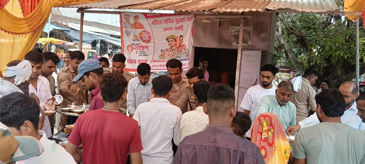 budaunpolice's tweet photo. श्रावण मास के प्रथम सोमवार के उपलक्ष्य में चौकी औरछी थाना फैजगंज बेहटा जनपद बदायूँ पुलिस द्वारा कावड़ियों एवं श्रद्धालुओं के लिये भंडारे का आयोजन कर प्रसाद वितरण किया गया।
@Uppolice 
@budaunpolice https://t.co/TSd5zhJTmf
