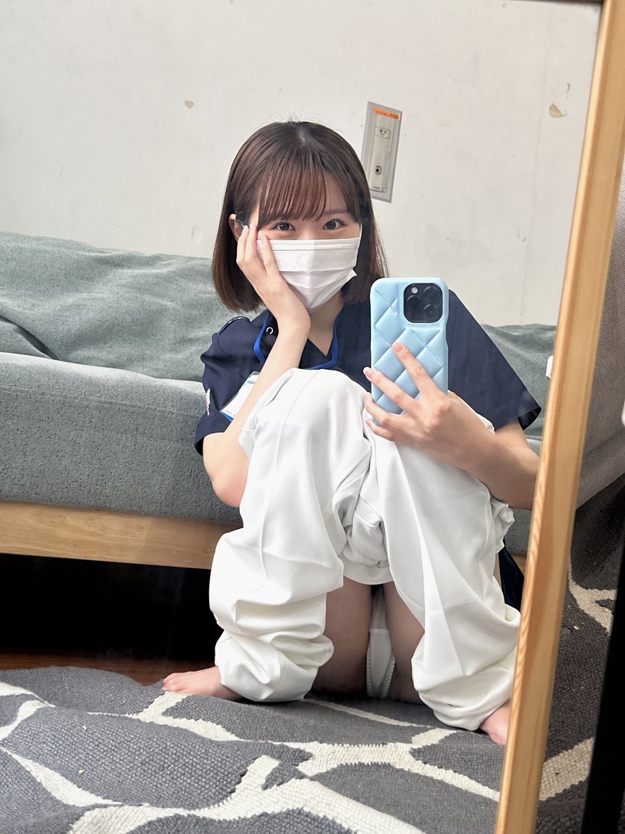 sterling626's tweet photo. 看護師の私、、
無防備にも程がある、、？ https://t.co/nLHYLDQm2S