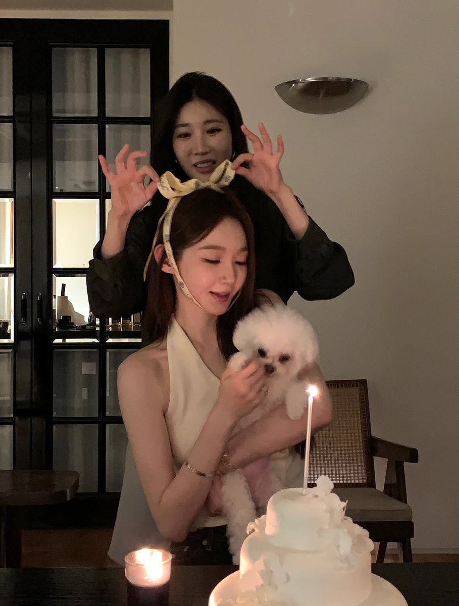 DYOOONG2's tweet photo. 다비치 평생 이렇게 딱붙어서 생일축하해줘어..♡♡ https://t.co/421NFhhCBB