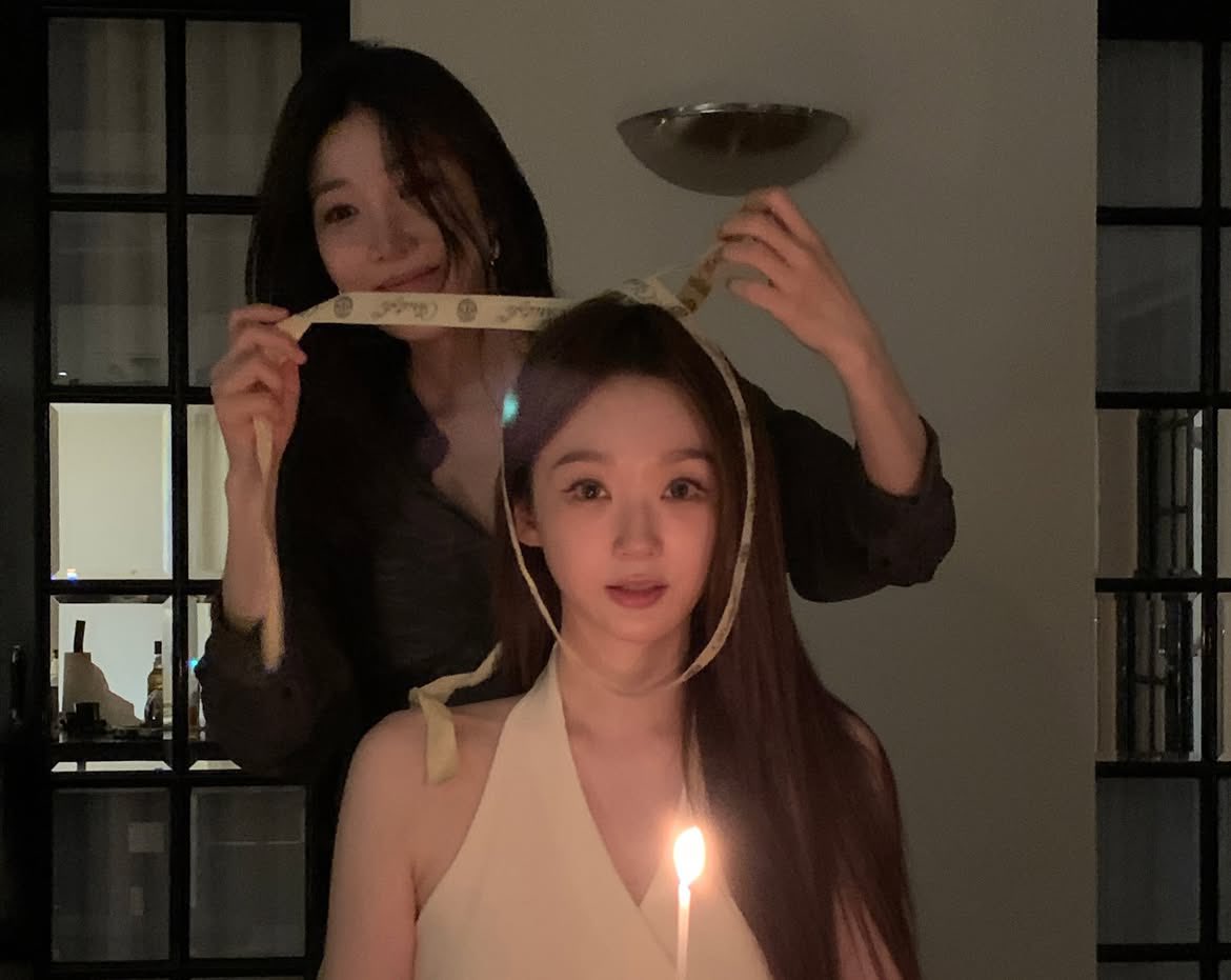 DYOOONG2's tweet photo. 다비치 평생 이렇게 딱붙어서 생일축하해줘어..♡♡ https://t.co/421NFhhCBB