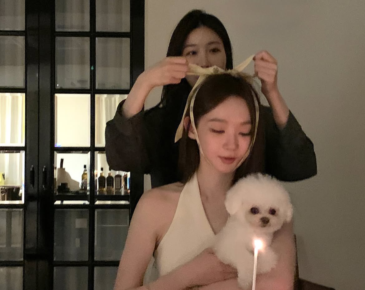 DYOOONG2's tweet photo. 다비치 평생 이렇게 딱붙어서 생일축하해줘어..♡♡ https://t.co/421NFhhCBB