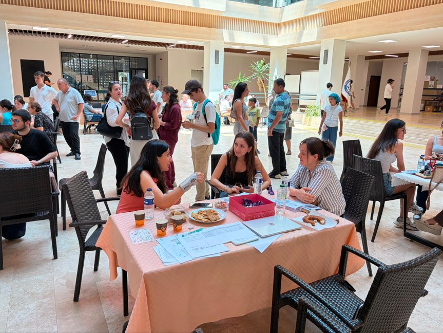 CevreMarmara's tweet photo. 27–31 Temmuz 2026 tarihleri arasında gerçekleştirilen Marmara Üniversitesi Tanıtım Günleri kapsamında, bölümümüzle ilgilenen aday öğrenciler Çevre Mühendisliği Bölümü tanıtım masasını ve laboratuvarlarımızı ziyaret etti. https://t.co/S89FzbdWxv