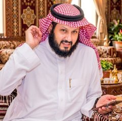 Nayef_AlSharari's tweet photo. #أخترتها_لكم
هناك قانون في الكيمياء يذكر أن المادة قد تتغير خصائصها تماماً عندما تُعيد ترتيب ذراتها، رغم أن الذرات نفسها لم تختفِ؛ فالكربون بتركيب معين يصبح فحماً، وبإعادة ترتيبه يصبح ألماساً.

أنا هنا لا أحدثك عن المادة الكيميائية فقط...

هذا القانون ينطبق على البشر أيضاً؛ نحن لا نحتاج دائماً إلى أن نصبح أشخاصاً آخرين لنكسر الجمود أو نتجاوز العثرات، بل يكفي أحياناً أن نعيد ترتيب أفكارنا، أولوياتنا، ونظرتنا لما حولنا، لنكتشف كم نحن قادرون على التحول والتجدد بنفس الذات، وبصورة أكثر قيمة وجمالاً.
#نايف_بن_ختام ✍️