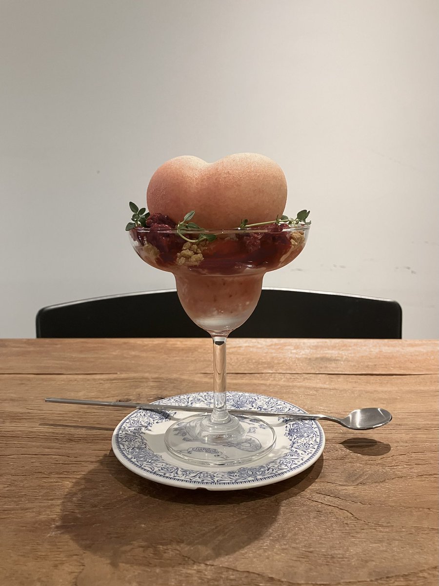 mycherishediary's tweet photo. 🍑 ‘피치 멜바’

산딸기 소르베, 산딸기, 멜바 소스, 바질, 요거트 가나슈, 납작 복숭아 꿀리, 복숭아

글라스 한 잔에 담긴 달콤하고 산뜻한 여름의 맛

마지막에 반쯤 녹은 산딸기 소르베에 복숭아 꿀리랑 요거트 가나슈 섞어 먹으면 맛있어요

📍 압구정 파티세리 후르츠 https://t.co/B2oZQh7bN3