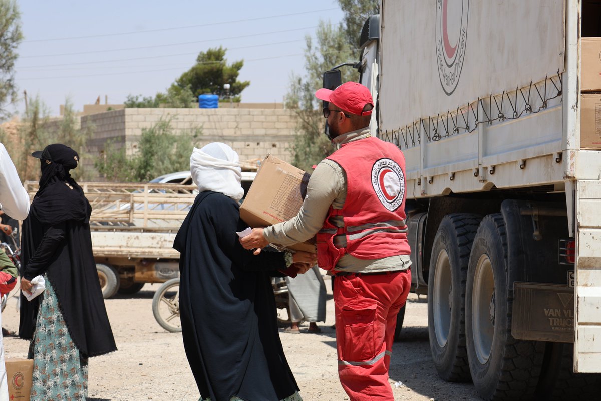SYRedCrescent's tweet photo. Volunteers distributed food parcels to 650 vulnerable families facing difficult humanitarian conditions in rural #AlHasakeh, helping them meet their essential food needs with support from the Swedish Red Cross @RodaKorset, #SARC. https://t.co/msajnT1tEO