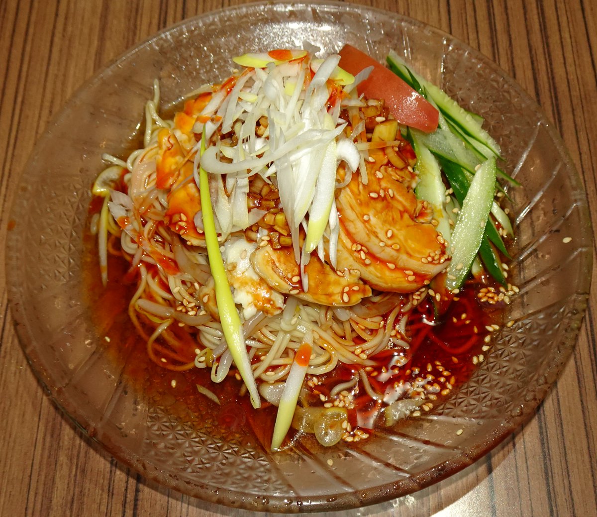 uradeka1's tweet photo. 今日のランチは「姪浜中華 味飛」で「よだれ鶏冷麺＋小籠包3個」(1480円)。
夏限定の冷麺3種類のうちの一杯をいただきました。
甘酸っぱいタレをベースに、よだれ鶏へたっぷりとかかった花椒とラー油のシビ辛ダレが加わり爽やかさと刺激が絶妙に共演。
小籠包は熱々の肉汁が溢れ出すのでやけどに注意～ https://t.co/g71tTCsJNr