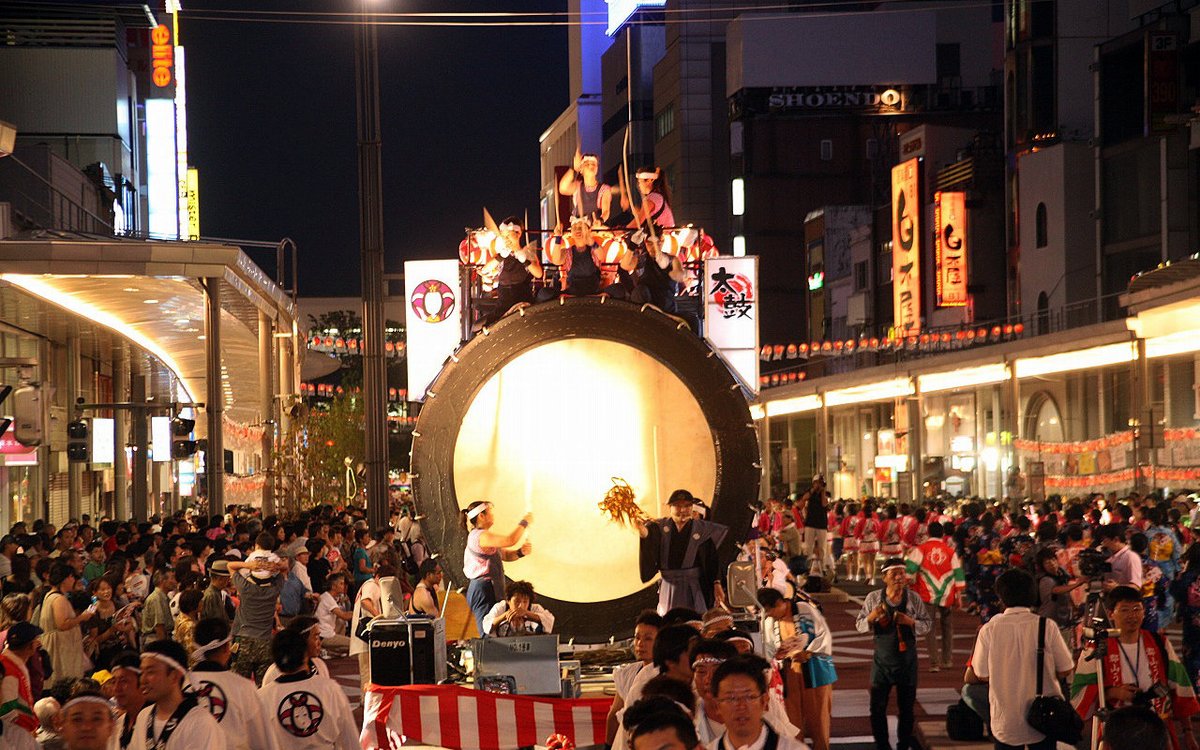 visit_koriyama's tweet photo. 3年ぶりに10尺太鼓が復活します！
実際に太鼓を叩ける演奏体験も開催🥁
どなたでもご参加いただけます😊

📍10尺太鼓演奏体験
📅 8月7日(金)・8日(土)
⏰ 15:30〜17:30
📍 会場：郡山駅前大通り
📝 受付：当日、大太鼓周辺へお越しください(予約不要)

※写真は過去開催のものです https://t.co/zu7r0xeiof