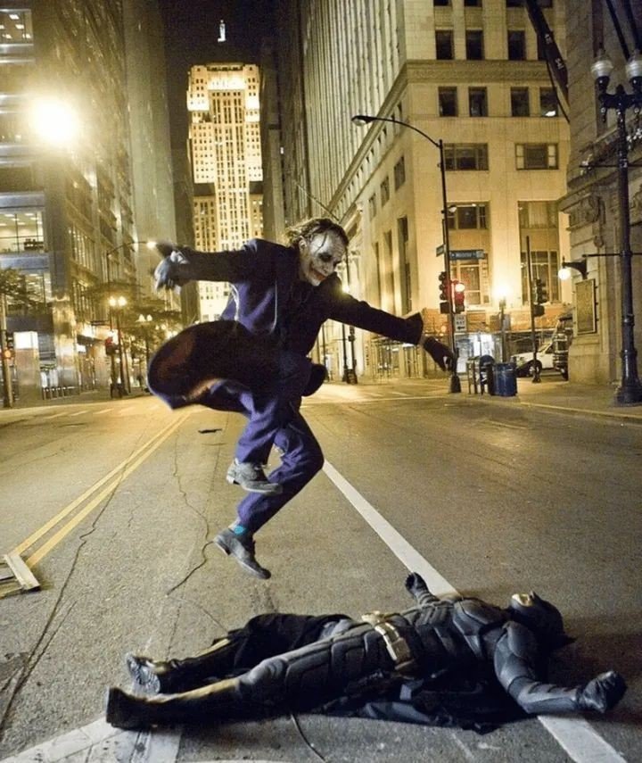 CinemaScene404's tweet photo. Heath Ledger Jumping over Christian Bale on the set of The Dark Knight, 2008 https://t.co/Uii9m6Zvsu