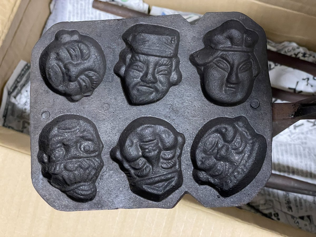 Rohdea32141's tweet photo. 昔人形焼と瓦せんべい焼いていたんです。七福神のお顔の人形焼。
6人しかいないじゃないかとお客様に言われると、七人目はあなた様ですと言ったり言わなかったりするそう☺️

これはヤフオクで見つけて居た堪れなくて落札したものです。

#和菓子の人 #人形焼 #菓子職人 #七福神 https://t.co/PKZKzZD7KU