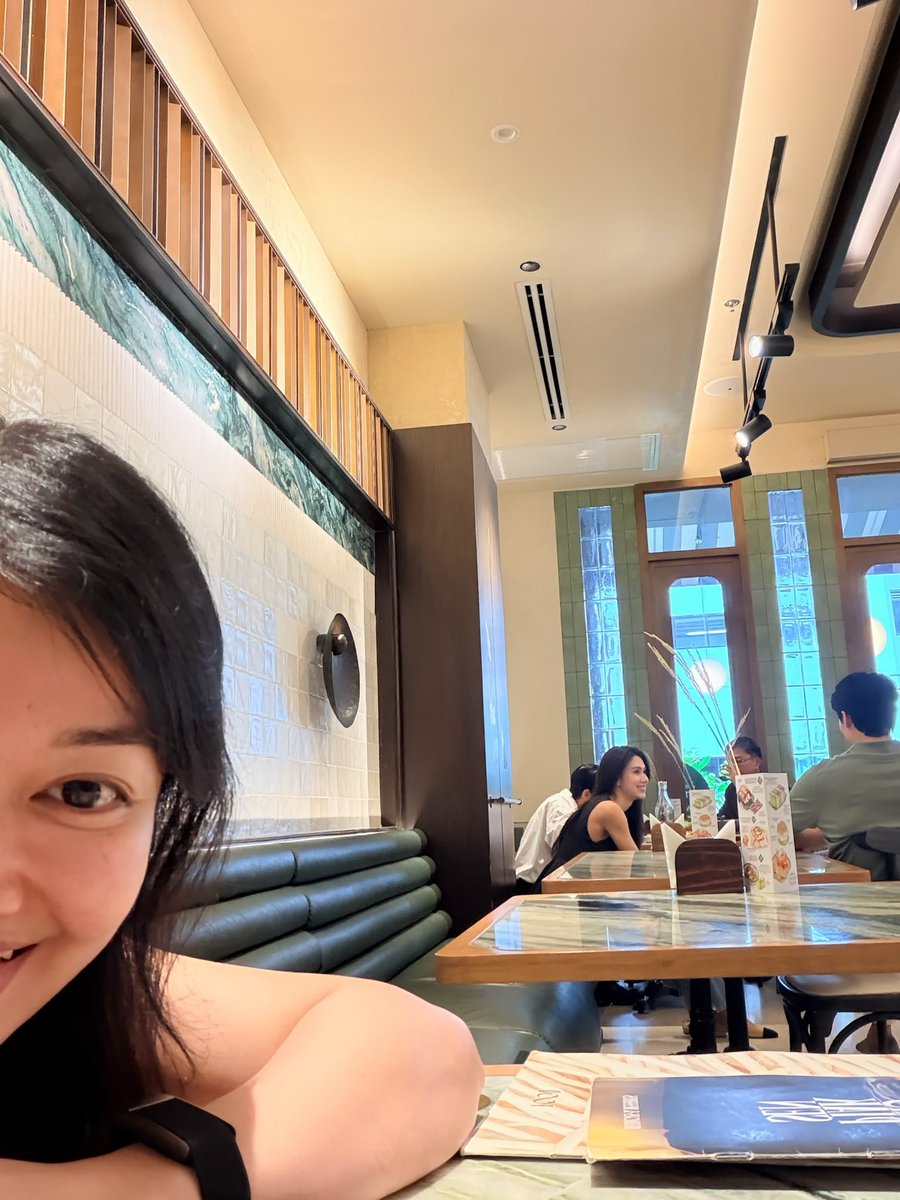 jayceegal_'s tweet photo. I met Lena today at a resto while I was having lunch. I politely asked the server if it would be ok to take a photo with her. When the server approached her, she said yes, looked over at me, and even came to my table.💗

She asked, “You’re not Thai?” I said, “I’m from the 🇵🇭” 1/2 https://t.co/dW8SKdgl5N