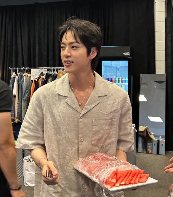 nichomoon02's tweet photo. this is THE photo that captures seokjin's natural beauty the best https://t.co/ISudwj9OMN