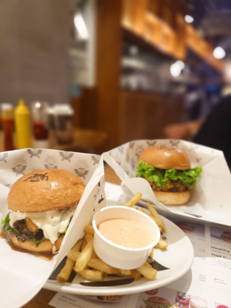 Chitan8008's tweet photo. ちょっとお高めのハンバーガー食べに行きました(*´ω｀*)！
超美味しかったけど👍✨ https://t.co/OcmVHDyXDV