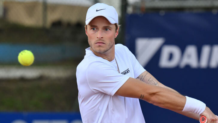 CourtValueData's tweet photo. 🚀 COURTVALUE DOUBLE UP CHALLENGE 🎾
📅 03/08/2026

MATCH 1

Starting bank:
€100,00

Match 1:
€100,00 ➡️ €125,00

No locks. No hype. Just controlled risk.

Official Challenge pick:

🇩🇪 Rudolf Molleker ML @ 1.25
to defeat 🇩🇪 Tim Handel

The challenge starts with a controlled first step. A win moves the bank from €100,00 to €125,00.

⚠️ 18+ only. Gamble responsibly.
No guaranteed profit. Follow the challenge staking plan.