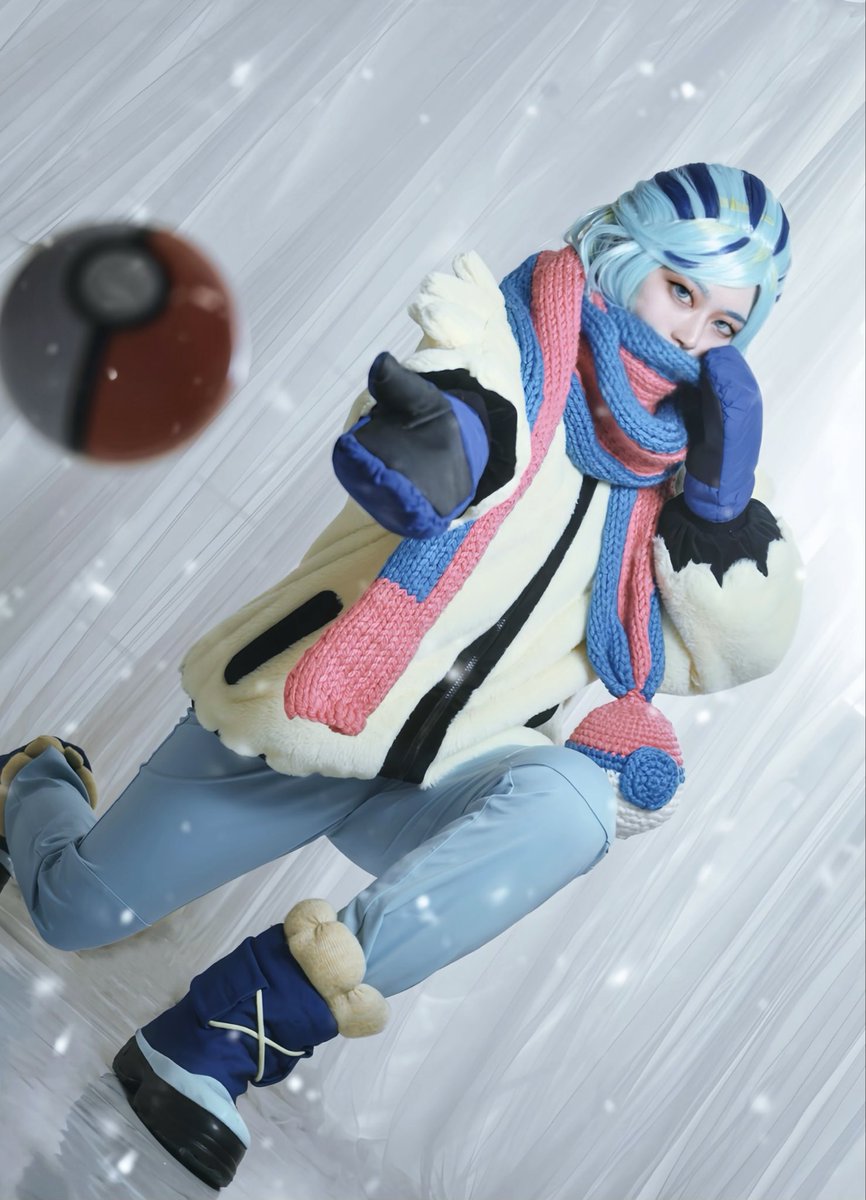 WzaC0v's tweet photo. グルーシャ登場(公開)4周年おめでとう❄️
人一倍努力家で厳しい人だけど、時折垣間見える不器用な優しさ、そして挫折から立ち上がる強さと気高さが大好きだ！

※pkmn cosplay 過去写真
#とある写真の展示場 https://t.co/uha6l76I8l