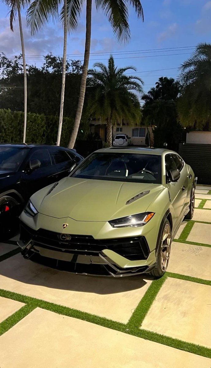KheengBash_'s tweet photo. @Megzy_Tips This bad gyal dey give me sleepless nights. 😮‍💨 But with time, patience, and hard work… I go own am. 🏎️💸 https://t.co/hL0Ta3tqtX
