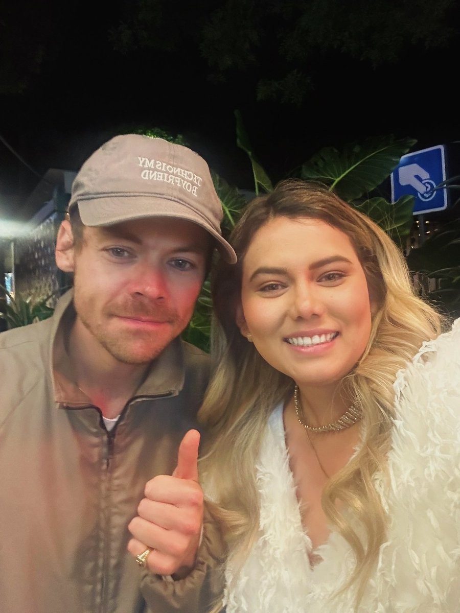 hsdaily's tweet photo. Harry with a fan out in Mexico City - 2 August (via floralicehc) https://t.co/O3JMC0nIWF