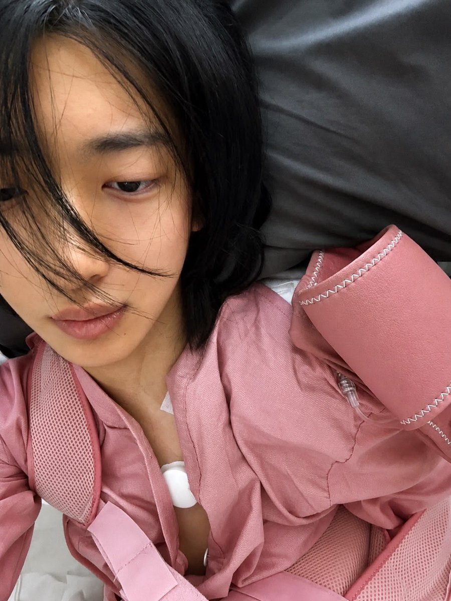 wawaoo00's tweet photo. 너무 중성적이어서
여자와 남자가 결혼해서 낳은 아이같음 https://t.co/IGRr61j0eu
