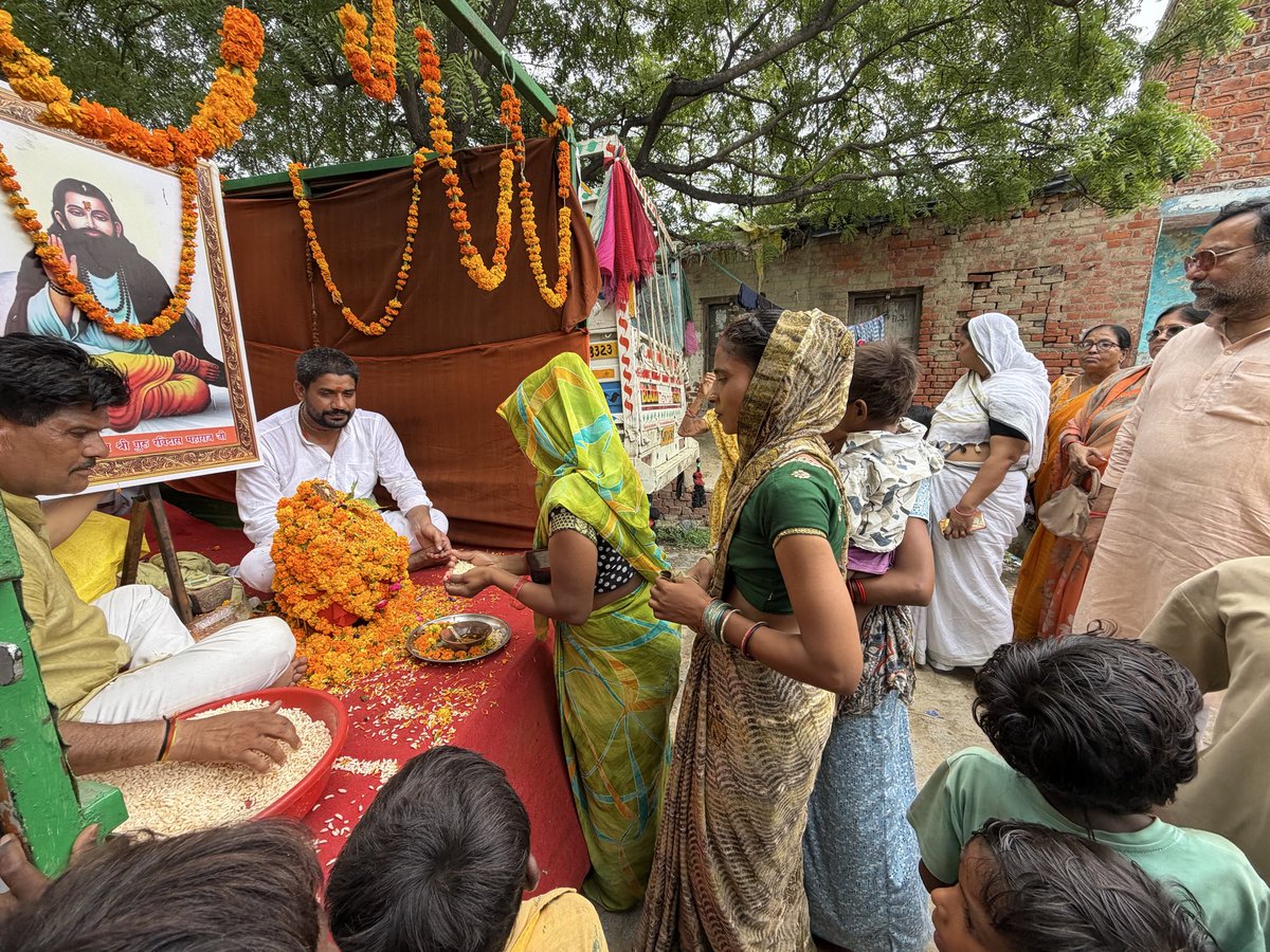bjpannu79's tweet photo. गुरु रविदास महाराज जी की जयंती वर्ष के उपलक्ष्य में आयोजित समरसता संकल्प अभियान के अंतर्गत पावन माटी युक्त कलश वंदन यात्रा के साथ फतेहपुर सदर विधानसभा के ग्राम अजगंवा, आकूपुर एवं उद्यन्नापुर में सहभागिता किया https://t.co/CvDAogPikn