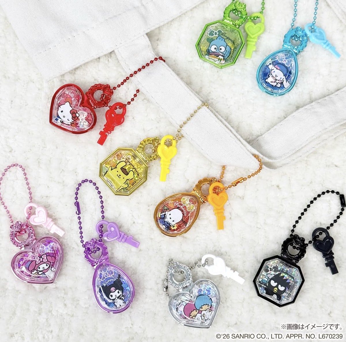 sanrio_fan_jp's tweet photo. 【新作グッズ情報】100円ショップにて、サンリオキャラクターズの「ジュエルキーホルダー」が新発売！🎀✨

メタリックなキラキラ感がたまらないデザイン。
なんと付属の可愛い鍵で開けることができ、中に大好きなアイドルの写真やシール、ビーズなどを入れて自分好みにカスタマイズできる超優秀な推し活アイテムです🔑

🛒 価格：200円商品

📝 ラインナップ（全9種）
・ハローキティ
・マイメロディ
・クロミ
・シナモロール
・ポムポムプリン
・ハンギョドン
・リトルツインスターズ
・ポチャッコ
・バッドばつ丸

100円ショップのキャラクターコーナーにて発売中です！
※店舗によって取扱状況や在庫が異なる場合があります。見つけたらぜひゲットしてください！

#サンリオグッズ #ジュエルキーホルダー #サンリオ #推し活 #100均