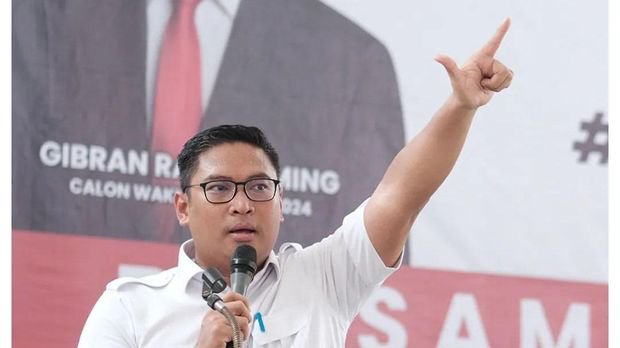 menuembegejelek's tweet photo. Sudahkah kalian mencari tahu dan mengulik, siapa si pongah sudaryono ini, dan apa jabatannya di partai gerindra?

Jika kalian sudah tahu dan paham, maka kita semua musti sama-sama sepakat, bahwa naiknya orang ini ke puncak pimpinan tertinggi badan operator proyek super prioritas negara cum BGN, adalah sebuah alarm marabahaya.

Penggarongan pos anggaran pendidikan atau dari pos anggaran lain? Praktik rasuah dari level pegawai SPPG hingga ke korcam, korwil, atau bahkan internal Badan? Kasus-kasus amoral para pegawai SPPG? Kasus-kasus pengracunan ke para penerima manfaat yang pasti terjadi hampir setiap pekan? Semua daftar problema klasik maupun baru yang akan melanda BGN di esok hari tetap TIDAK AKAN BISA menghentikan proyek MBG.

Tidak akan bisa. Sebab jika proyek ini berhenti, maka bukan hanya praktik rasuahnya saja yang ikutan terhenti, tetapi merosotnya citra partai sebagai partai penguasa, baik dari segi elektabilitas maupun daya pamornya, akan merosot anjlok. Dan jelas, ketumnya yang saat ini menjabat presiden, beserta jajaran elit partainya yang bertengger di kursi-kursi strategis kabinet, juga akan mati-matian berusaha, agar proyek MBG TIDAK AKAN PERNAH BERHENTI.

Ke depan, BGN, MBG, SPPG akan jauh lebih kebal dan penuh permainan. Bisa jadi kita tidak akan pernah melihat dapur yang dihukum tutup permanen meski telah meracuni 50-100 penerima manfaat. Itu hanya angan-angan. Dipilihnya sudaryono menjadi Kepala Badan operator proyek flagship negara adalah absolut bencana.