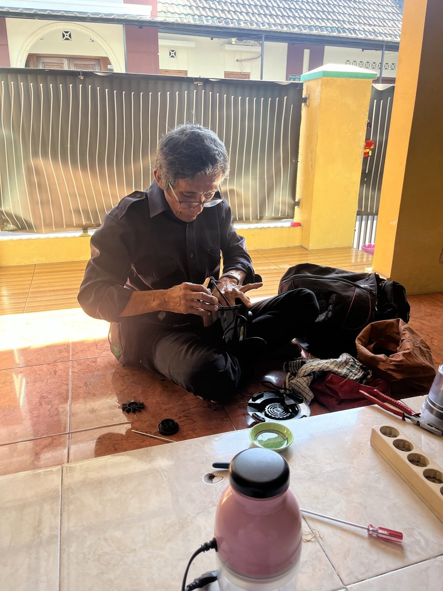 marrmuudd's tweet photo. Guyss ada yg kenal atau pernah liat bapak ini gak ya?? Please bgt info in tinggal dimana, soalnya kmrn ngaku nya tukang service elektronik apapun itu barangnya. Trus aku benerin 3 blender yg bisa cuman 2 total 150rb (yg 2 nya itu blm boleh dinyalain soalnya hrs nunggu sejam baru bisa) pas aku coba nyalain gabisa jd yg nyala cuman 1 blendernya) udah akubayar lunas pas itu. Yg lebih parahnya dia bawa microwave ku yg rusak. Lanjut ya guys sorry klo pjg bgt

Kronologi nya tu pjg bgt guys. Dari awal aku juga salah udah percaya aja sama bapak ini huhu. Jadi total benerin microwave itu 250 + 150 blender bodohnya aku bayar lunas, jadi double kill. Udah bayar lunas + microwave dibawa sampek skg gak ada kabar. Telvon juga no nya ternyata gak aktif Astaghfirullaaaah 😭😭😭😭

Kok bisa sih microwave nya boleh dibawa gitu aja? Soalnya dia bilang mau benerin dirumahnya karna mesin/barangnya gak dibawa dan hrs beli apa gitu aku jg gak paham. Yg bikin ganjal, itu microwave beraattt bgt sumpah, kok dia ttp maksa bawa naik motor cuman ditali gitu doang. Ya Allah aku msh berharap bapaknya tu berbaik hati buat amanah yaa 🥹🥹🥹

cc rifafitriani