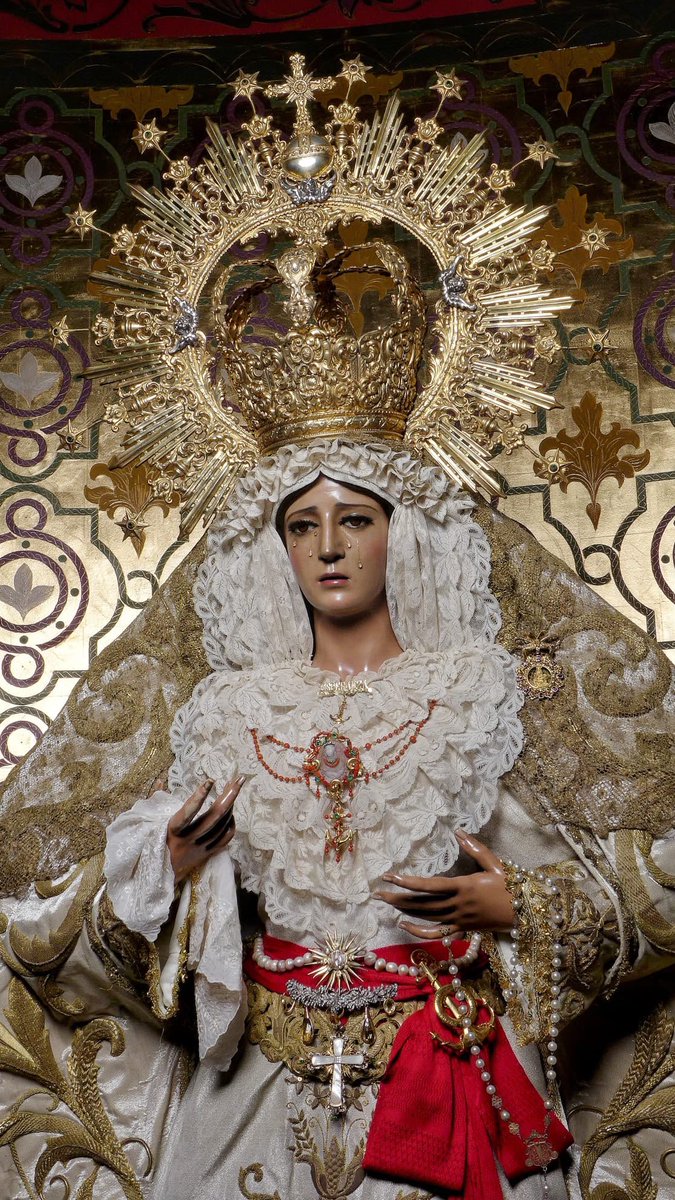 pasoyesperanza's tweet photo. Así se presenta María Santísima de la Esperanza para la celebración de la solemnidad de la Asunción de la Santísima Virgen.

Celebrada por la Iglesia desde los primeros siglos y definida como dogma por el papa Pío XII en 1950, esta festividad nos invita a contemplar a María glorificada junto a su Hijo.

📸 @FernandoRUIzNar 
#CofradíasMLG