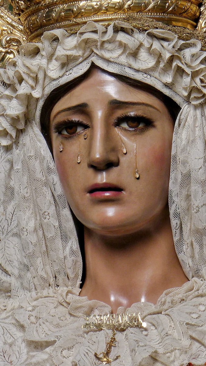 pasoyesperanza's tweet photo. Así se presenta María Santísima de la Esperanza para la celebración de la solemnidad de la Asunción de la Santísima Virgen.

Celebrada por la Iglesia desde los primeros siglos y definida como dogma por el papa Pío XII en 1950, esta festividad nos invita a contemplar a María glorificada junto a su Hijo.

📸 @FernandoRUIzNar 
#CofradíasMLG