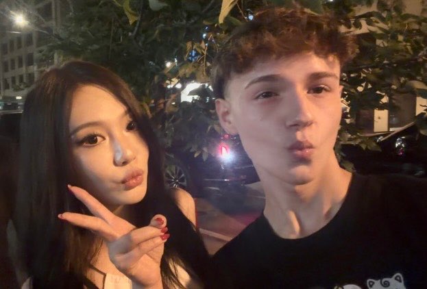 yizhuo1st's tweet photo. ningning selfie with a fan at lollapalooza https://t.co/HFsdjlWtmK