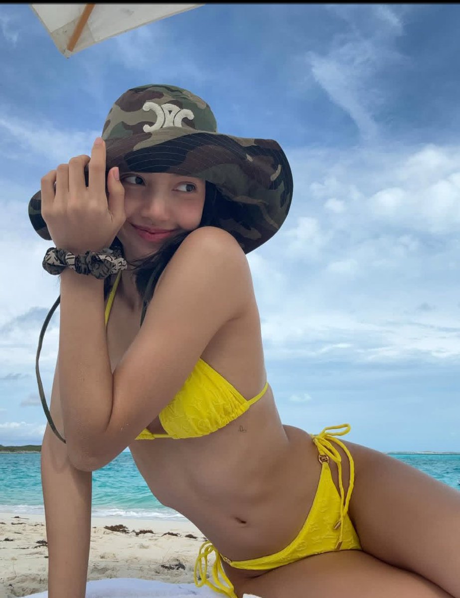 asef2880's tweet photo. LISA via BUBBLE 🫧 

#LISA #리사 #ลิซ่า #LALISA https://t.co/m1B94jfYRc