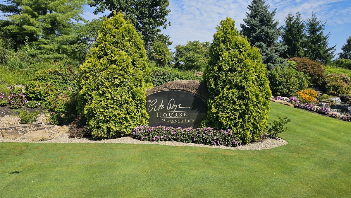 chrisleefish's tweet photo. We took some delicious PJB Honey to the great Chef Buck Holland at the scenic Pete Dye Golf Course on the beautiful timeless French Lick Resort. We are honored to bring premium honey from our 3 generation apiary to their customers. #honey #bees #apiary @Pat48112869 https://t.co/aF0juBsiol