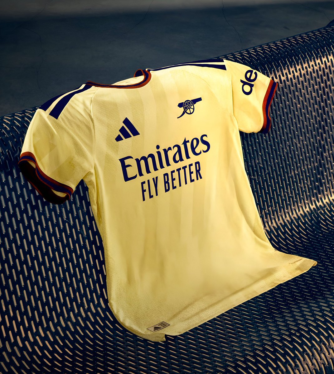 HighburyEnd's tweet photo. The brand new #Arsenal third kit. Whether it looks similar to the one from a few seasons ago, it’s the badge that counts! #AFC 💛💙❤️ https://t.co/Ol52nKopOT
