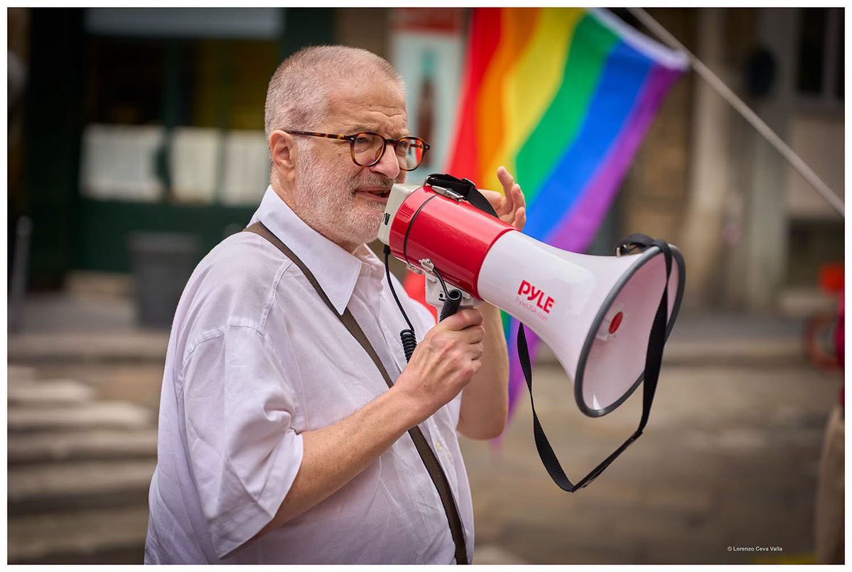 CertiDiritti's tweet photo. BERLINO NON È SOLA. Ieri a Milano, davanti al Consolato Generale della Germania, Certi Diritti ha espresso solidarietà alla comunità LGBTI+ tedesca dopo l’attentato al Christopher Street Day di Berlino. Colpire un Pride significa colpire libertà, diritti e democrazia. Per tutti. https://t.co/JYBMFBNXLj