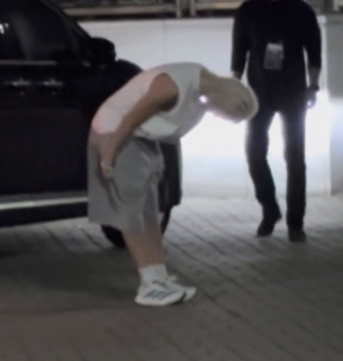radiantlixie's tweet photo. How could you not love him? 🥹 When leaving the concert arena today, Felix thanked the fans with a deep 90-degree bow 💙 https://t.co/WSkGoi6oSP https://t.co/8eqVi3EuSD